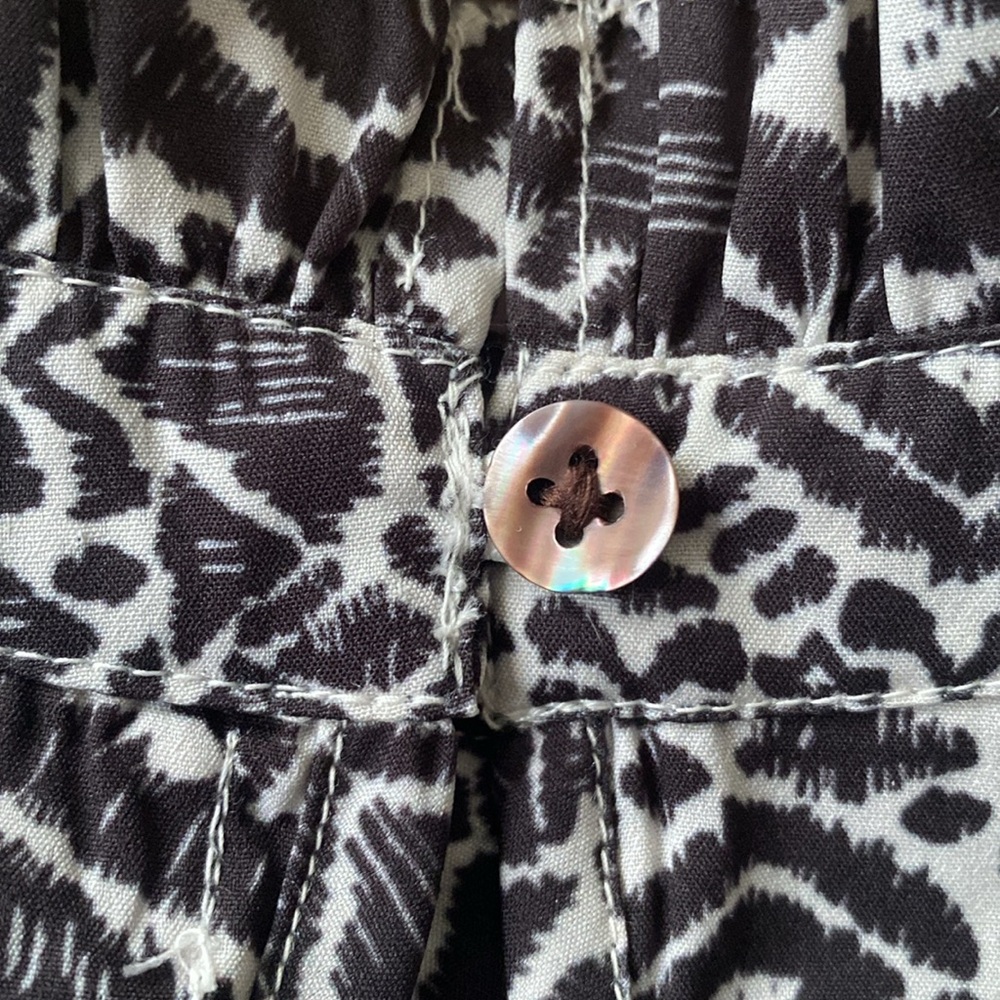 NWT THML Black and White Flutter Sleeve Print Top Blouse size L - Picture 9 of 11